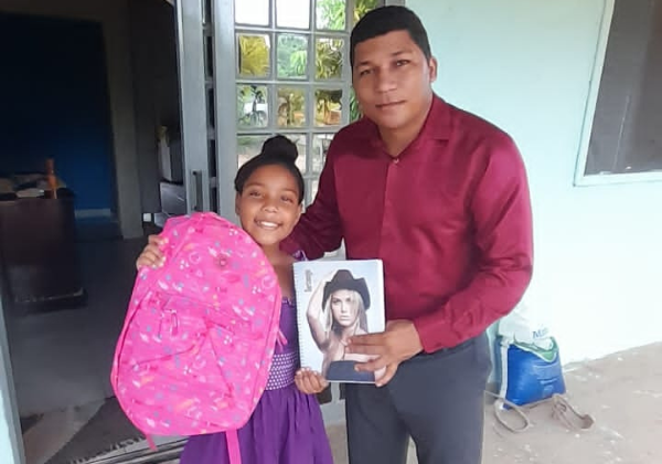 Pastor Joilson com Apoio da Semadecre Distribui Material Escolar para Crian�as Carentes