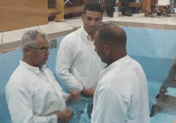 Pastor Valdomiro Realiza Batismo nas �guas no Setor Novo Mato Grosso.