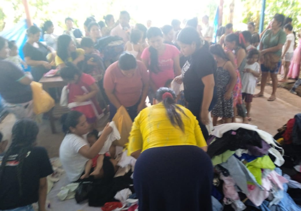 Doa��es de roupas no Peru